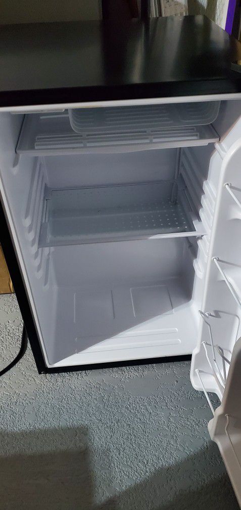 Igloo 4.5 cf Mini fridge with Ice Cube Shelf (pending pickup)