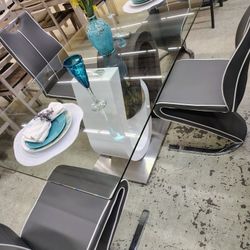 5 Piece Dining Room Set!