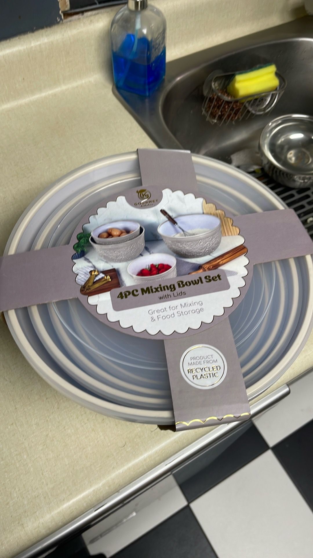 Four piece mixing bowl set with lid
