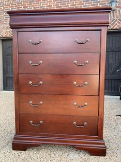 Like new solid wooden dresser