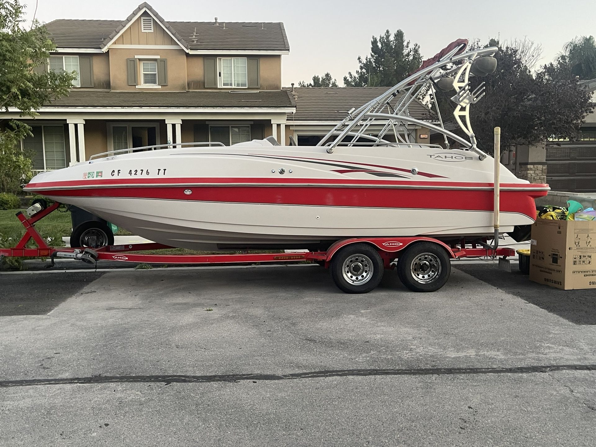2003 Tahoe Deck boat  Low Hours With 5.7 Motor