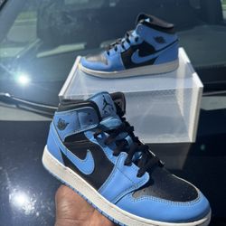 Air Jordan 1 Mid GS “University Blue Black” Size 7Y/8.5W