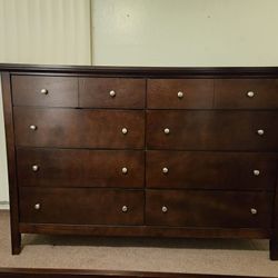 8 Drawer Mahagony Stained Solid Wood Dresser