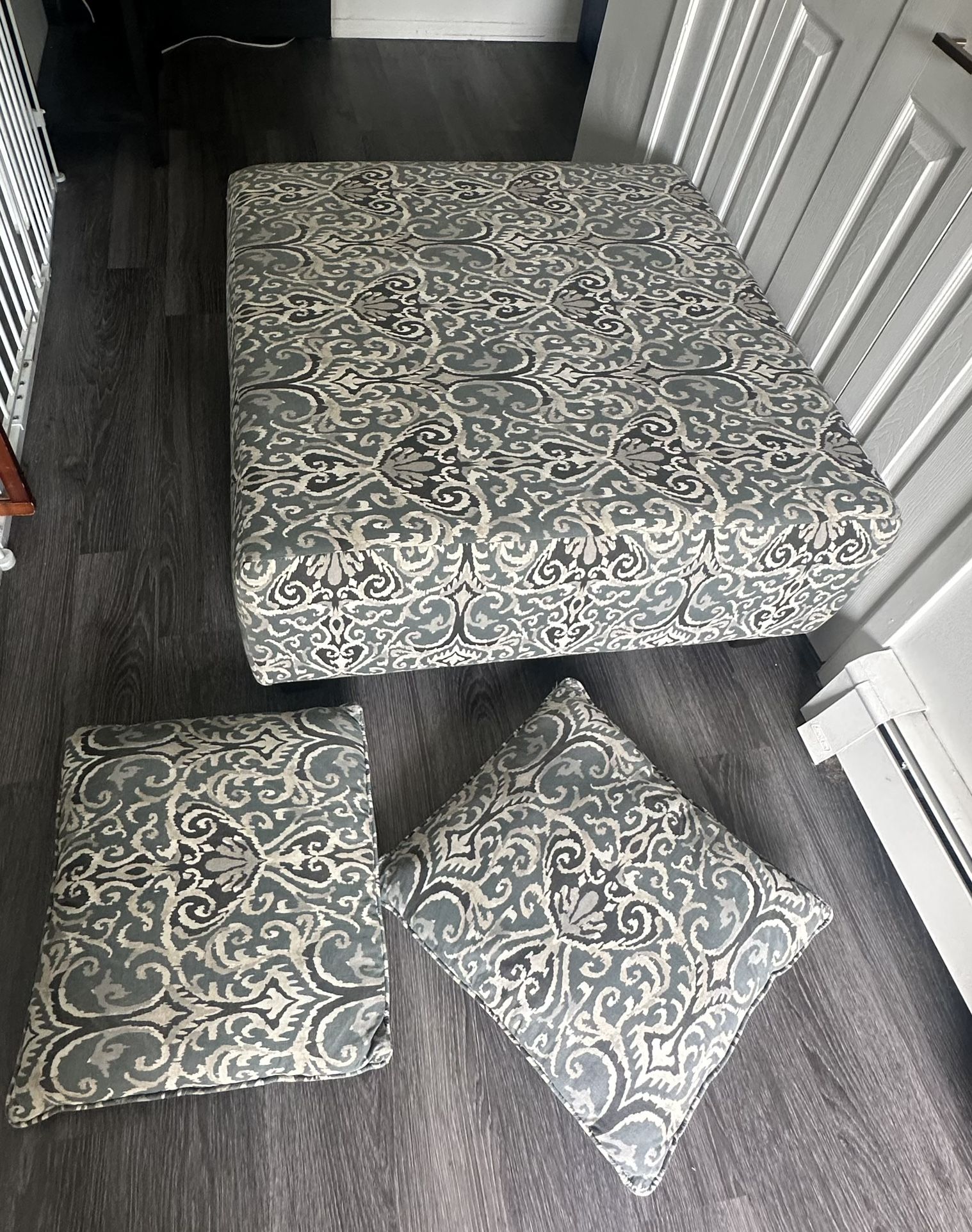 Mint Condition Ottoman With 2 Matching Pillows!!