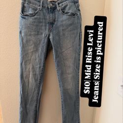 $10| Mid Rise Levi Jeans| Size is pictured 