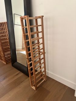 Single column wine rack for 13 bottles
