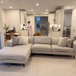 Couch / Sectional with chaise 