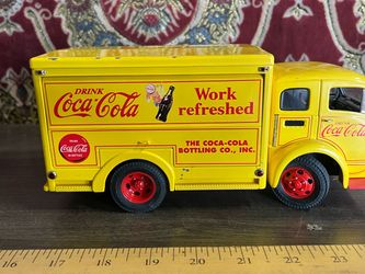 Danbury Mint 1:24 1955 White Cabover  Coke Delivery Truck W/Kegs