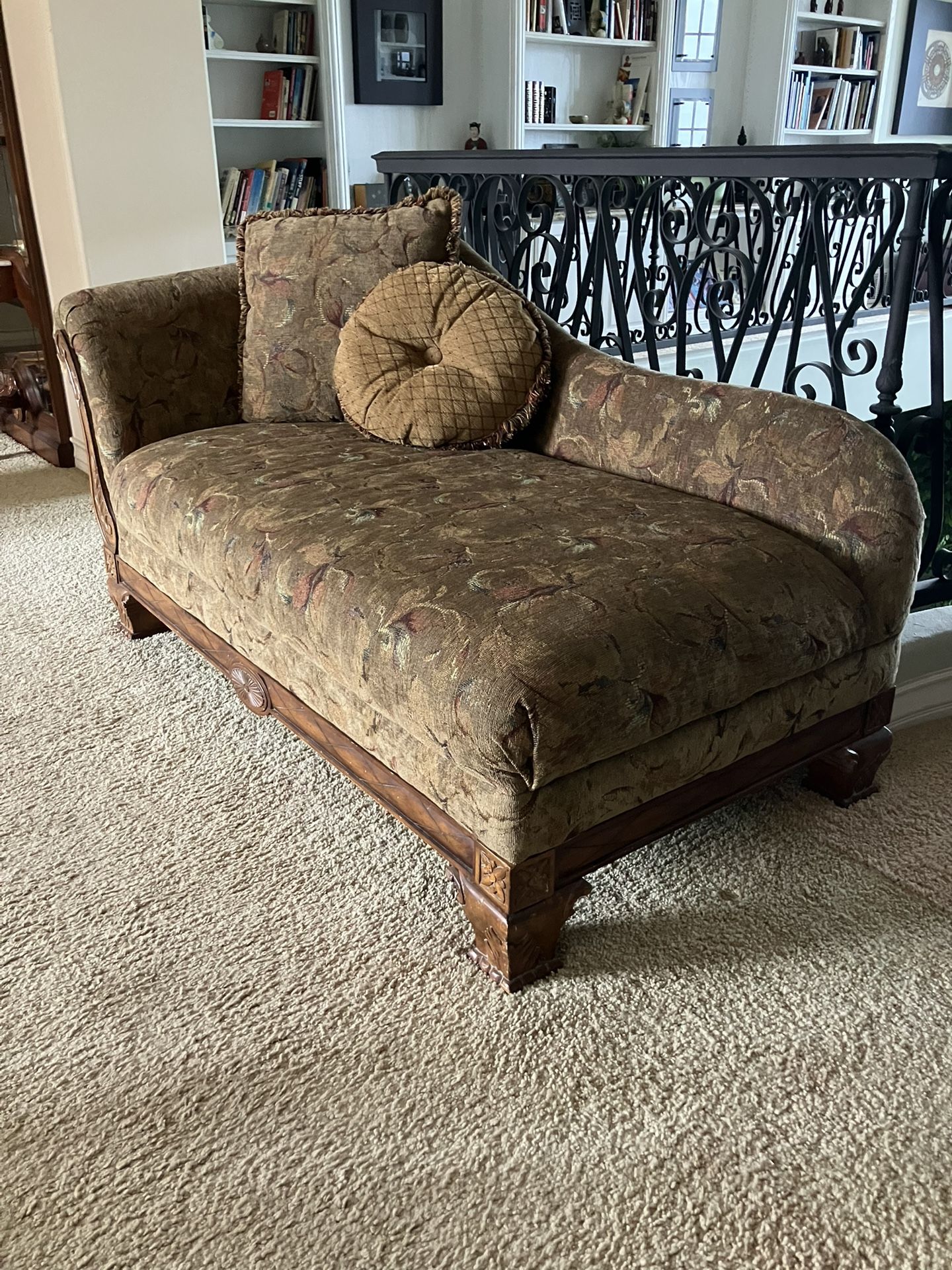 🔥👀🔥Chaise Lounge, Fainting Couch, Beautiful Hand Carved Accents