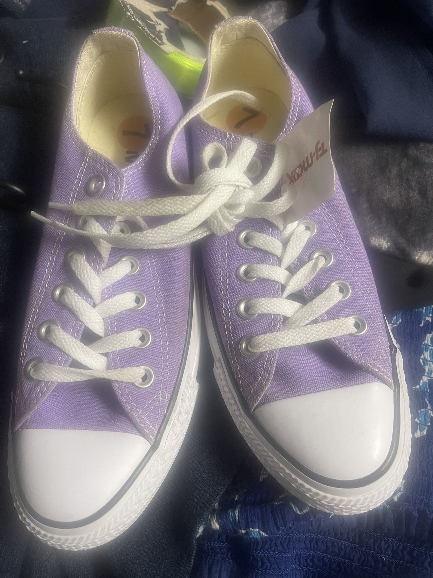 Converse Size 7 Woman