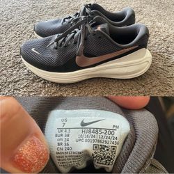 Nike women’s sneakers size 7 charcoal grey rose gold