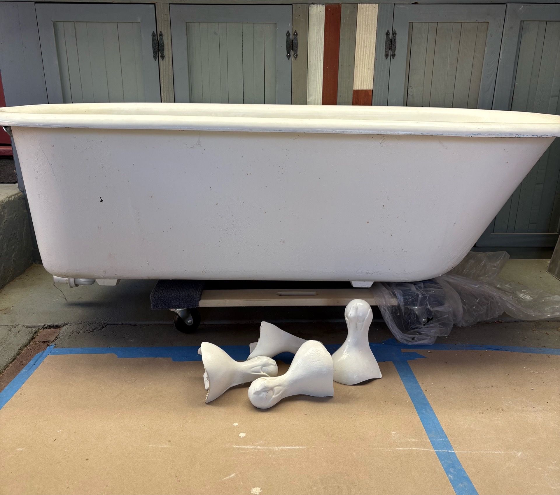 Clawfoot tub