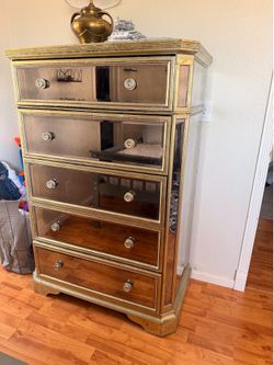 Dresser mirrored