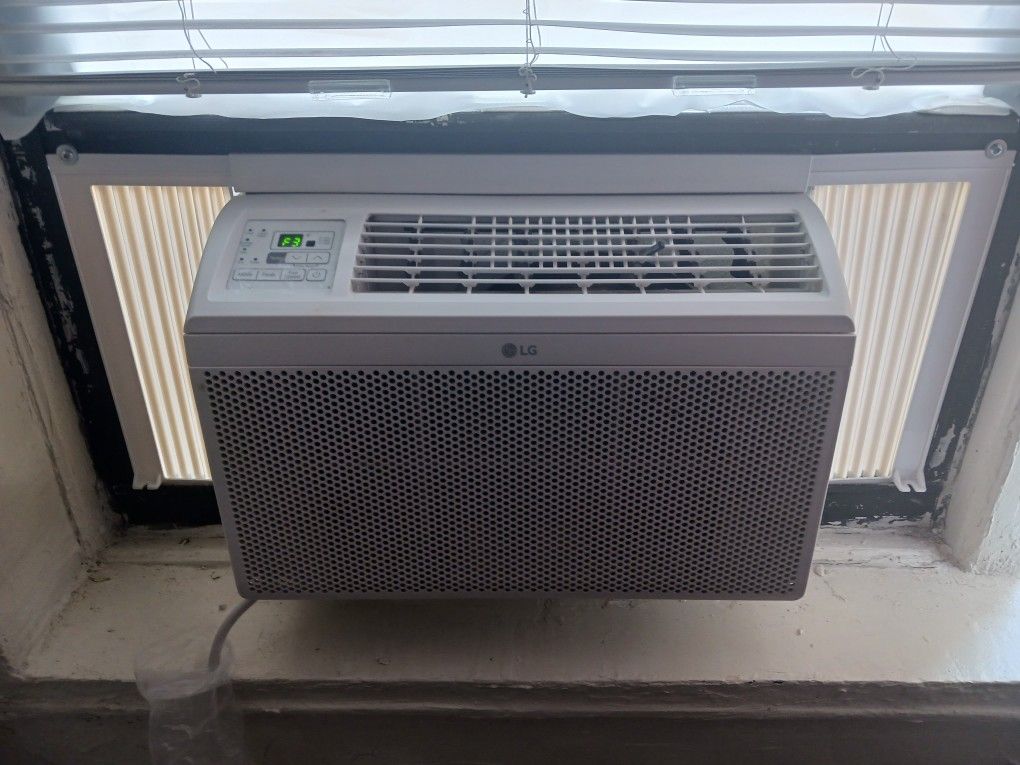 First come first pick up.
AC LG 6000 BTU working like New with remote control for up to 260 Sq.
Super compact to save space and Energy saving applianc