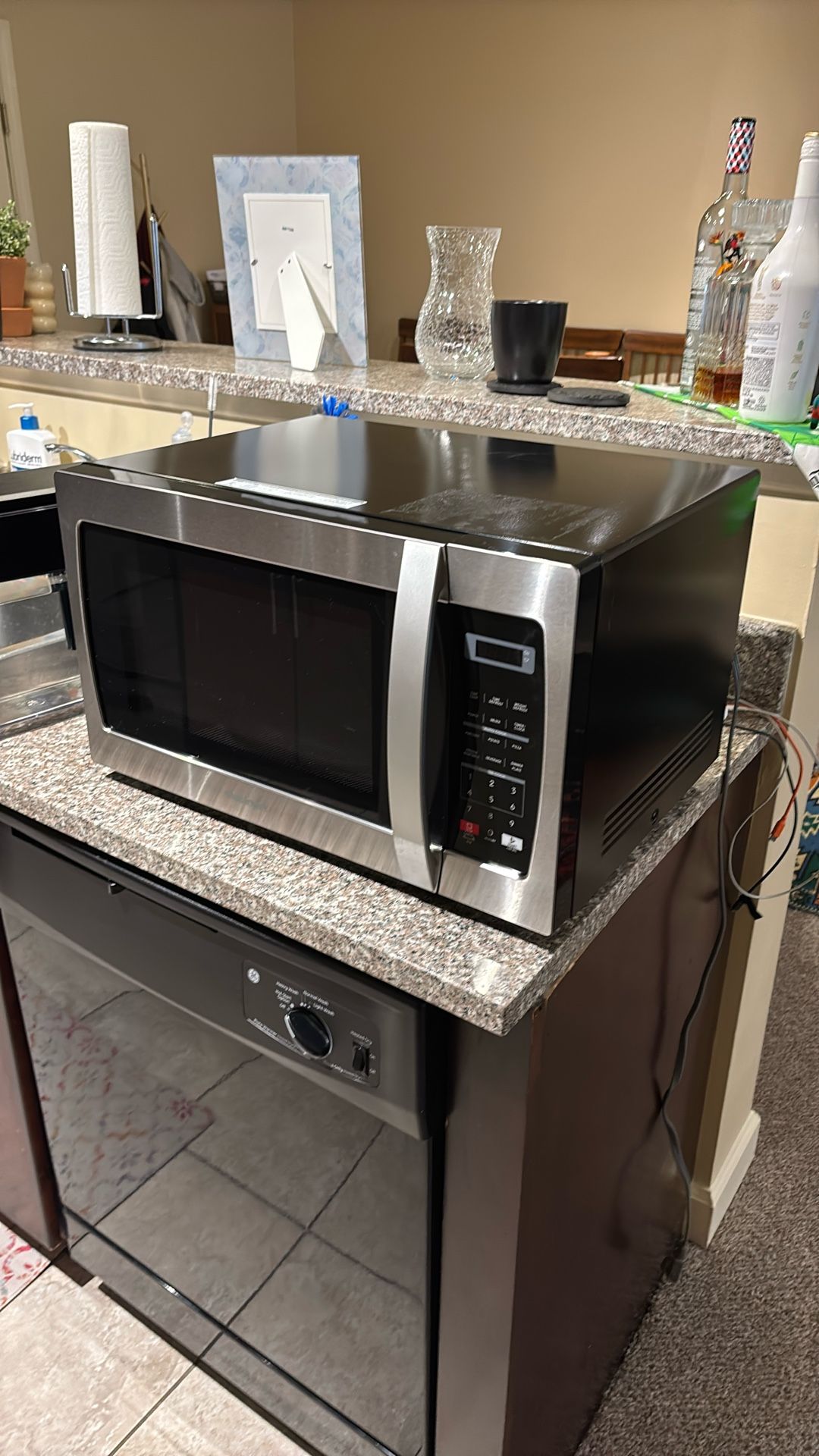 Cuisinart 1.3 cu. ft. Microwave Oven (EM034AJ2-X1) - Like New!