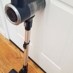 NEW cond  CORDLESS VACUUM WITH AMAZING POWER SUCTION. , WORKS EXCELLENT. , IN THE BOX 