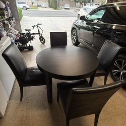 Dining Table (Extendable With Up To 4-6 People)