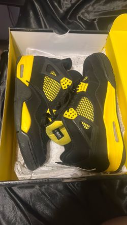 Jordan 4’s Lightning Thunders
