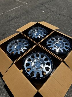 New Method MR315 6x5.5 18” Wheels Machined With Gloss Black Lips