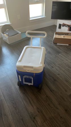 Rolling Cooler with Telescoping Handle