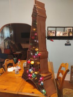 4'ifil tower w/lights and metal mesh frame