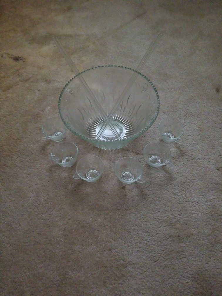 Beautiful Punch Bowl W/6 Glasses And Glass Mixer
