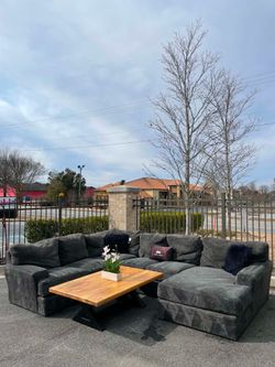 Free Delivery 🚚 Velvet Gray Sectional Couch