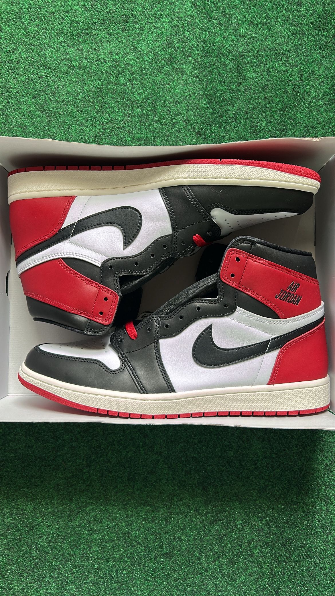 Air Jordan 1 Retro High OG ‘Black Toe’