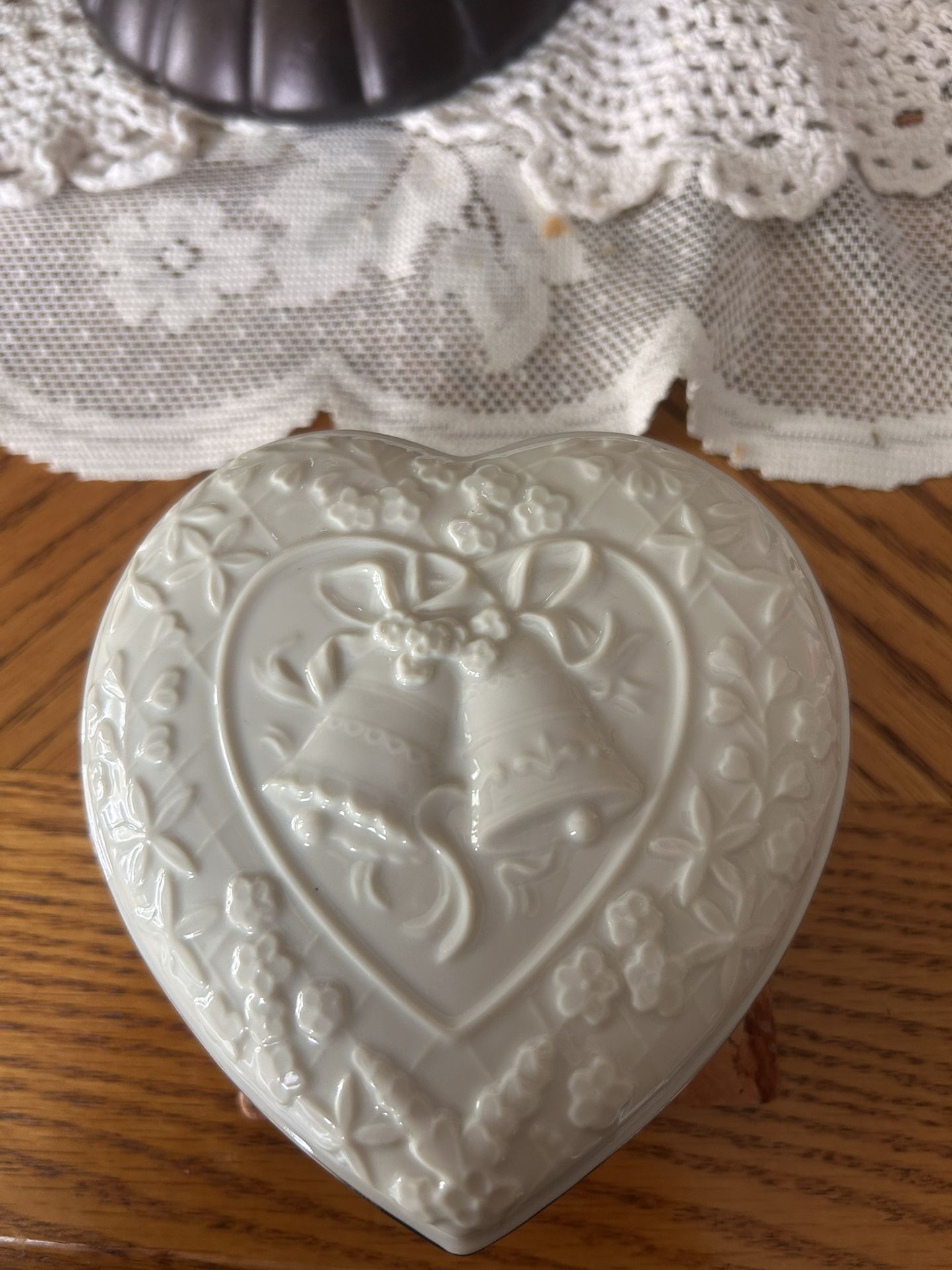 Lenox Heart Shaped Ivory Lidded Box Wedding Promises Anniversary Bells Gold Trim