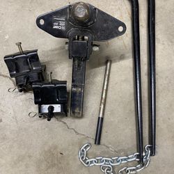 Trailer hitch with stabilizers 