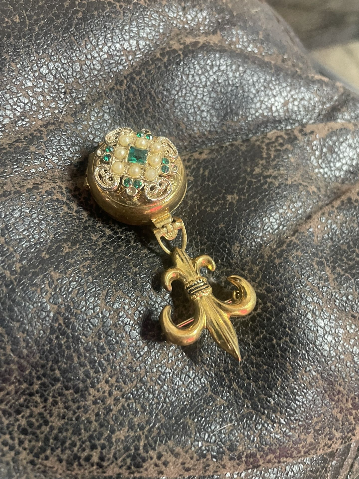 Rare Vintage Coro Pegasus 4 Picture Locket Brooch