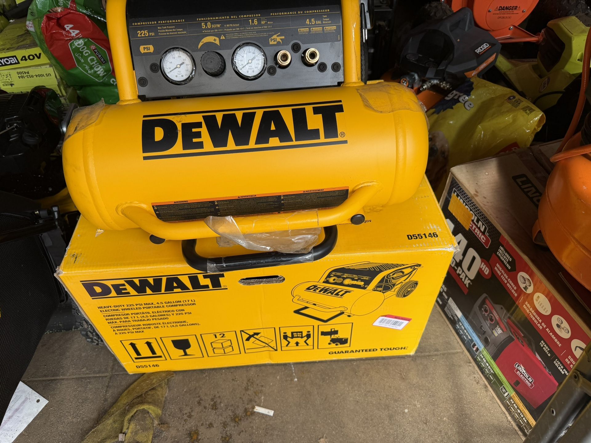 DEWALT 4.5-Gallon Portable Electric 225 PSI Horizontal Air Compressor