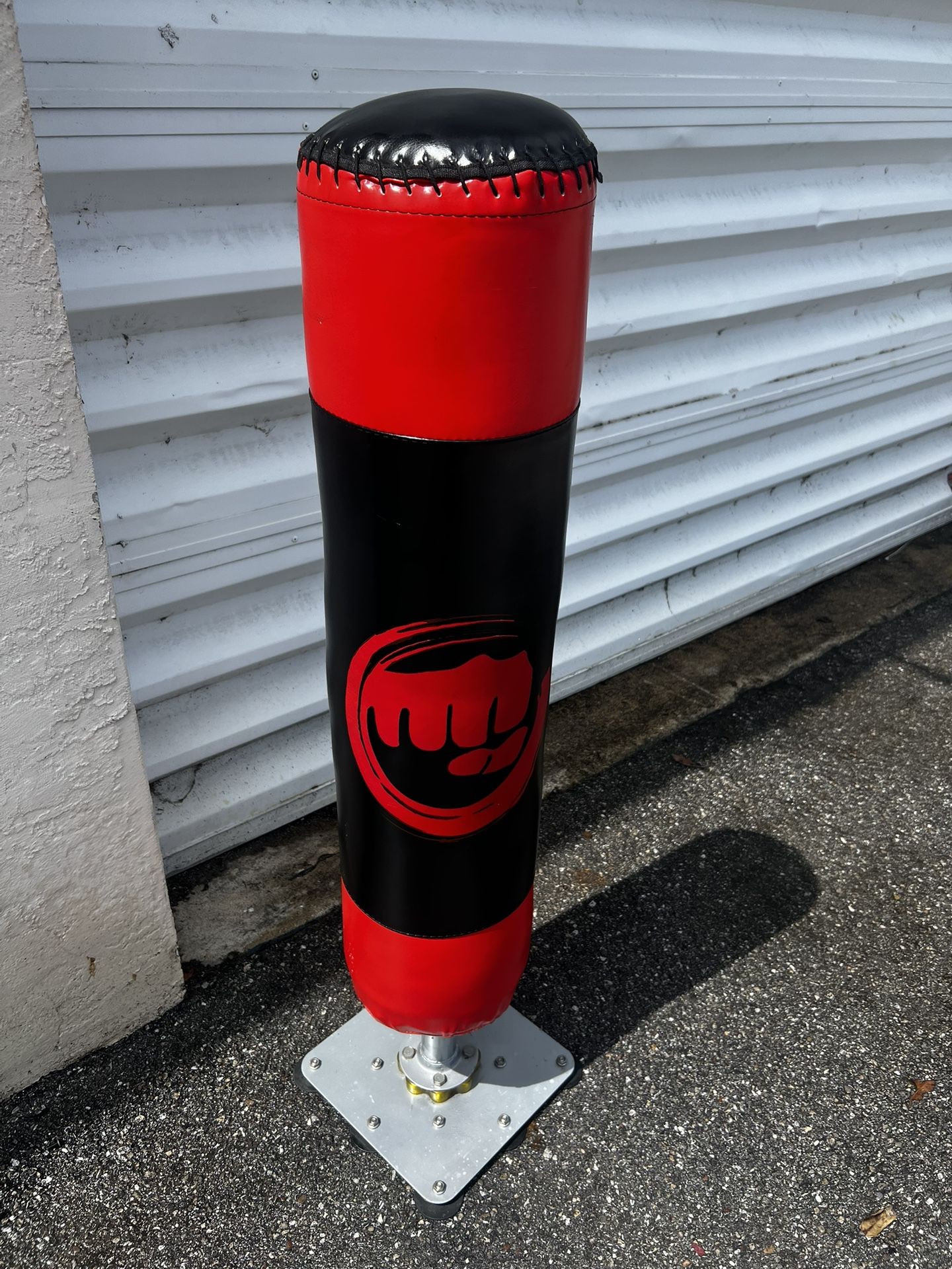 50” Kid’s MMA Boxing Training Free Stand Punching Bag! Good condition! Has suctions cups that stick to floor!