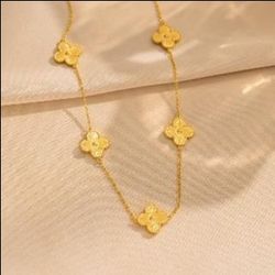 Gold Clover Charm Necklace – Elegant Minimalist Style