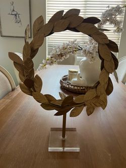 Grecian wreath decor on stand