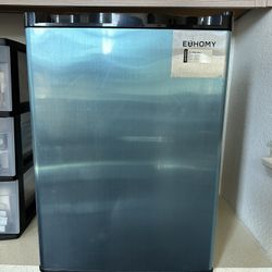 HOUSEHOLD FREEZER 2.1 CU. FT