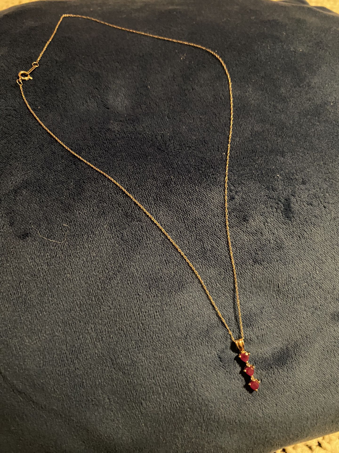 10 K Gold Necklace With Topaz And Diamond Chips 1.16 G