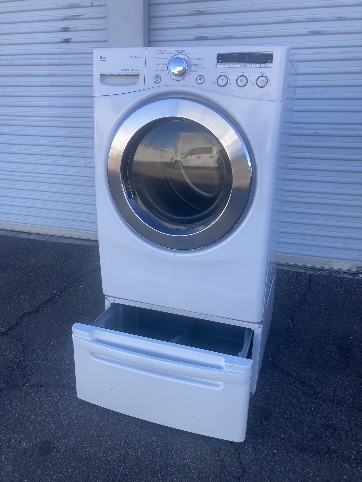 LG gas dryer from Lot, in good condition, clean and nice, one month warranty, delivery available