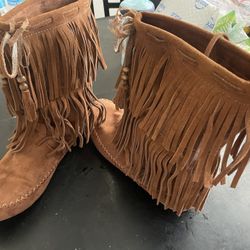 Moccasin boots with fringe