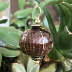 🤎 Beautiful, brown and antique gold tone sphere beaded pendant
