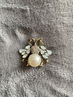 Pearl Bee brooch $15