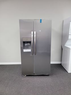 Refrigerator side by side