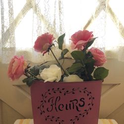 Vintage-style French Garden Flower Basket (Pink)