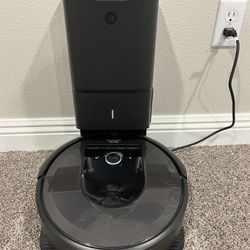 iRobot Roomba i7+ Vacuum With Dirt Disposal