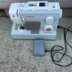 SINGER Heavy Duty, Sewing Machine Model 4411