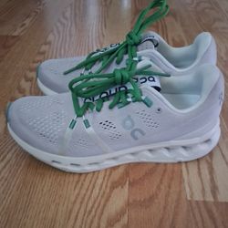 On Cloud Surfer woman's Snikers Size 7.5 