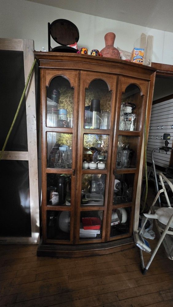 Wooden China Cabinet / Chinero