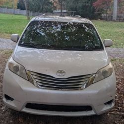 White 2011 Toyota Sienna Limited Awd
