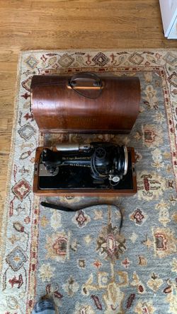 Singer knee lever sewing machine