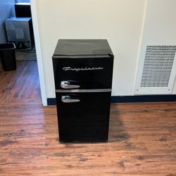 Frigidaire 3.1-cu ft Mini Fridge with Freezer